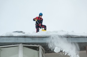 TÜV Rheinland AG: TÜV Rheinland: Belastung von Dächern hängt von Schneeart ab / Bei Nässe und Frost: Schneelast kann stark variieren / Schneekeile drücken zusätzlich aufs Dach / Räumung von Fachleuten vornehmen lassen