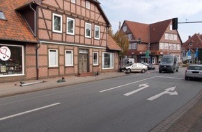 Polizeiinspektion Celle: POL-CE: Hermannsburg - Vorfahrtverletzung sorgt für umgestürzten Ampelmast in der Ortsmitte
