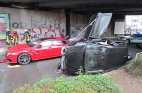 Feuerwehr Mülheim an der Ruhr: FW-MH: Verkehrsunfall mit zwei beteiligten Fahrzeugen