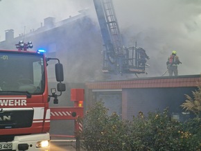 FW-RD: Feuer im Reihenhaus - Feuerwehr mit Großaufgebort im Einsatz
