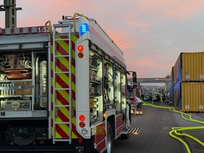 Feuerwehr Weil: Feuerwehr stoppt Gefahrstoffaustritt im Umschlagbahnhof Weil am Rhein