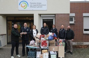 Polizeipr&auml;sidium S&uuml;dosthessen: POL-OF: &Uuml;ber 80 Geschenke sorgten f&uuml;r strahlende Augen bei Kindern und Jugendlichen des Theresien Kinder- und Jugendhilfezentrums
