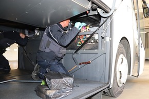 HZA-DD: Gut versteckt und dennoch entdeckt / Zoll findet über 30.000 Zigaretten in Reisebus aus Bulgarien