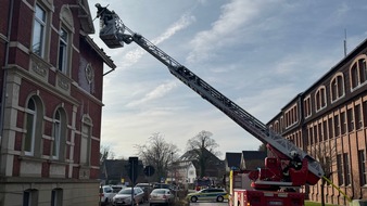 FW-AUR: Dachstuhlbrand im Stadtzentrum