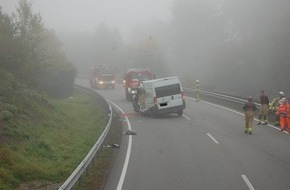 Polizeidirektion Kaiserslautern: POL-PDKL: Verkehrsunfall mit schwerverletztem Transporterfahrer
