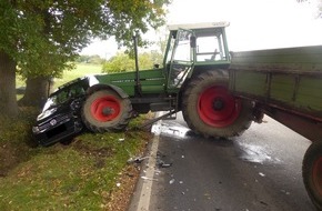Polizei Minden-Lübbecke: POL-MI: PKW kollidiert mit Traktor