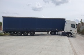 Polizeiinspektion Hildesheim: POL-HI: Sattelzug verirrt sich bei der Anschlussstelle Hildesheim-Drispenstedt in eine Autobahnbaustelle und bleibt stecken