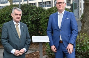 Polizei Essen: POL-E: Essen: NRW-Innenminister Herbert Reul und Polizeipräsident Andreas Stüve weihen Gedenktafel zum sogenannten "Montagsloch" ein