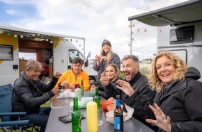 NDR Norddeutscher Rundfunk: &bdquo;Tietjen campt - der Roadtrip&ldquo; mit neuen Folgen - Bettina Tietjen unterwegs mit Sven Martinek, Regina Halmich, Jochen Schropp, Matthias Steiner, Zora Klipp und Evelyn Weigert