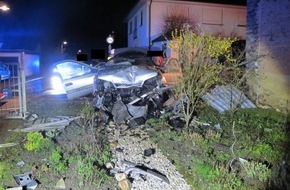 Polizeidirektion Wittlich: POL-PDWIL: Verkehrsunfall mit schwerverletzter Person - Fahrer flüchtet!