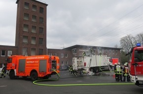 Feuerwehr Essen: FW-E: Brennender Müllwagen fährt bis auf den Hof der Feuerwehr