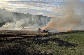 Polizeidirektion Kaiserslautern: POL-PDKL: Flächenbrand in Winnweiler - Ballenpresse ausgebrannt