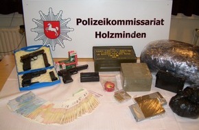Polizeiinspektion Hameln-Pyrmont/Holzminden: POL-HOL: Holzmindener Polizei gelingt Schlag gegen Rauschgiftkriminalität: Sieben Kilogramm Haschisch und Marihuana sichergestellt - Drei Dealer in Haft / Schusswaffen und Dealgeld beschlagnahmt -