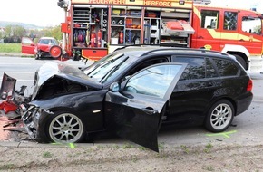 Kreispolizeibehörde Herford: POL-HF: Verkehrsunfall im Gegenverkehr - Vlothoerin schwer verletzt