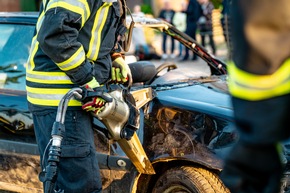 FW-KLE: Realistische Einsatzübung der Freiwilligen Feuerwehr Bedburg-Hau am Landgasthof &quot;Westrich&quot; vermittelt Wissen und Sicherheit