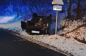 Polizeiinspektion Hameln-Pyrmont/Holzminden: POL-HM: Pkw gerät bei Haus Harderode außer Kontrolle und landet auf dem Dach