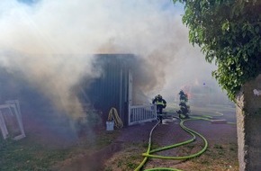 Kreisfeuerwehrverband Rendsburg-Eckernförde: FW-RD: Feuer in Hamdorf - Halle einer Tischlerei brennt ab