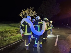 FW-AUR: Betriebsstoffe aus überschlagenem PKW ausgetreten