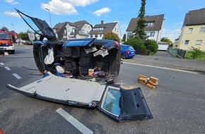 Freiwillige Feuerwehr Sankt Augustin: FW Sankt Augustin: Freiwillige Feuerwehr befreit Personen aus verunfalltem PKW