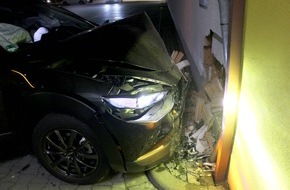 Polizei Paderborn: POL-PB: Auto durchbricht Wand von Discounter - Fahrerflucht