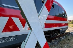 Feuerwehr Dresden: FW Dresden: Regionalbahn kollidiert mit PKW an unbeschranktem Bahnübergang - eine Person schwer verletzt