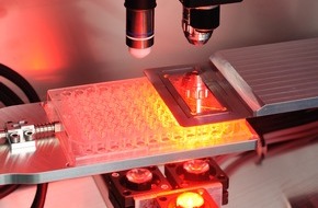 Fraunhofer-Institut für Produktionstechnologie IPT: Fraunhofer IPT und ILT entwickeln Mikroskop zur automatisierten und kontaktfreien Herstellung von Zellkulturen