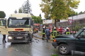 Polizeiinspektion Hameln-Pyrmont/Holzminden: POL-HOL: Gips-Sattelzug rammt zwei Personenwagen / Drei Verletzte bei Unfall in Stadtoldendorf