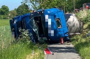 Polizeiinspektion Stade: POL-STD: Sattelzug kommt von der Stra&szlig;e ab und landet auf dem Radweg - Fahrer erleidet schwere Verletzungen