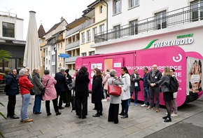 PINK CUBE setzt in Baden mit Politik und Partnern ein starkes Zeichen für die Brustkrebsfrüherkennung