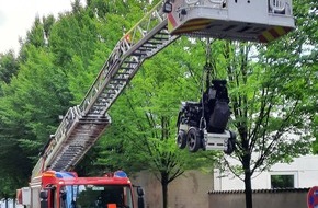 Feuerwehr München: FW-M: Aufzug defekt - Feuerwehr hilft Frau mit Rollstuhl (Freimann)