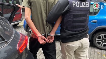 Polizeipräsidium Oberhausen: POL-OB: Tatverdächtige nach Kraftfahrzeugdiebstahl festgenommen - Durchsuchungen bringen weiteres Diebesgut und Waffen zum Vorschein