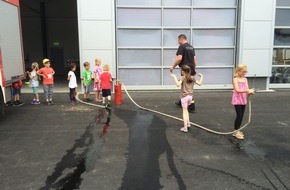 Feuerwehr der Stadt Arnsberg: FW-AR: Bruchhausener Kindergärten zu Besuch bei der Feuerwehr