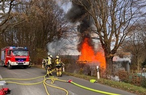 Feuerwehr Essen: FW-E: Brand einer Gartenlaube in Essen-Schuir - keine Verletzten