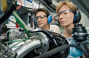Robert Bosch GmbH: Internationales Motorpressekolloquium in Boxberg: Bosch-Technik macht Autos weltweit noch sicherer, sauberer und sparsamer / Vision: emissionsarm und unfallfrei fahren