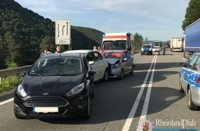 Polizeipräsidium Westpfalz: POL-PPWP: Verkehrsunfall mit drei Fahrzeugen