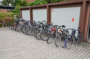 Polizeiinspektion Rotenburg: POL-ROW: ++ Wem gehört das Diebesgut? - Geschädigte sollen sich bei der Polizei melden ++ Unfallflucht auf dem Parkplatz ++ Taschendiebe im Discounter ++ Einbruch in Bungalow ++