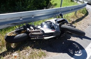 Polizei Minden-Lübbecke: POL-MI: Motorrad rutscht nach Kollision unter die Leitplanke