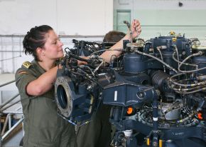 Deutsche Marine - Pressemeldung (Feature): Ohne sie fliegt nichts - eine Brandenburger Flugtechnikerin bei den Marinefliegern