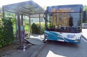 Kreispolizeibehörde Oberbergischer Kreis: POL-GM: 110621-431: Linienbus streift Wartehäuschen - 36-Jährige leicht verletzt