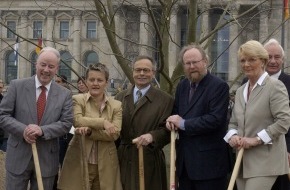 Fielmann AG: 50 Jahre Tag des Baumes: Fielmann stiftet 100.000 Bäume /
Bundestagspräsident Thierse, Ministerin Künast und Fielmann pflanzen
vor dem Reichstag