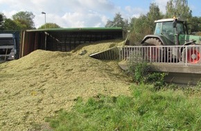 Polizeiinspektion Hameln-Pyrmont/Holzminden: POL-HM: Silageanhänger kippt um