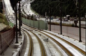Deutsche Bahn AG: ICE 3 Piste Köln-Rhein/Main besteht erste Nagelprobe / Modernste DB-Messtechnik bescheinigt Gleisbauern "saubere Arbeit"