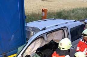 Feuerwehr Oelde: FW Oelde: Verkehrsunfall mit einer eingeklemmten Person auf der A2. PKW fährt unter das Heck eines LKW.