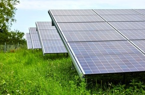 Erdgas Südwest: Presseinformation: Erdgas Südwest betreibt im Gewerbegebiet Straßberg kleine PV-Anlage mit großer Zukunft