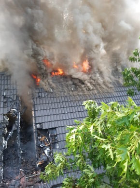 FW-Velbert: Dachstuhlbrand fordert vollen Einsatz der Feuerwehr Velbert