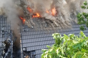 Feuerwehr Velbert: FW-Velbert: Dachstuhlbrand fordert vollen Einsatz der Feuerwehr Velbert