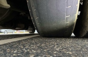 Polizei D&uuml;ren: POL-DN: Gef&auml;hrliche Weiterfahrt gestoppt: Lkw mit massiv besch&auml;digter Bereifung aus dem Verkehr gezogen