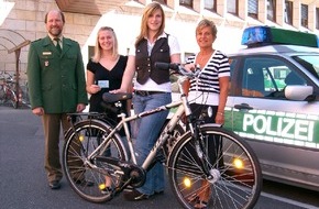 Polizeipräsidium Mittelfranken: POL-MFR: (1741) Verkehrssicherheitsaktion "Sicher auf Bayerns Straßen" - hier: Fahrradübergabe an Gewinnerin - Bildveröffentlichung