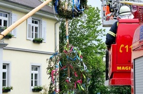 Feuerwehr Radolfzell: FW-Radolfzell: Maibaum auf Abwegen