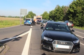 Kreispolizeibehörde Viersen: POL-VIE: Kempen: Autofahrerin kollidiert mit wartendem Pkw - leicht verletzt